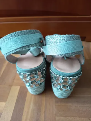 Sandalias cuña verde y plata