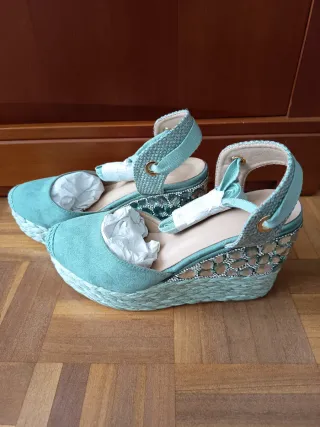 Sandalias cuña verde y plata