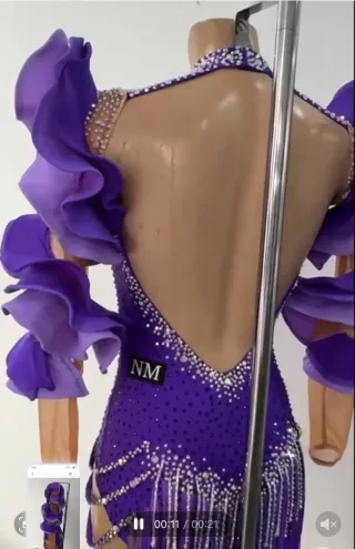 Vestido de baile morado y plata