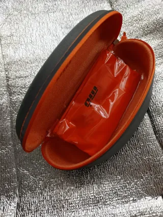 Funda de gafas rígida.