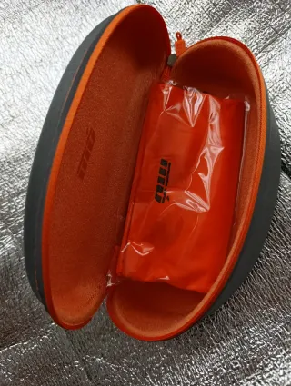 Funda de gafas rígida.