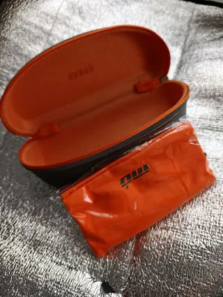 Funda de gafas rígida.