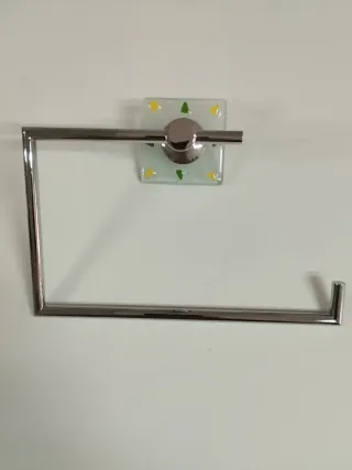 Toallero de baño con diseño decorativo.