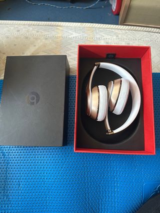 Cascos Beats Dorados y Blancos