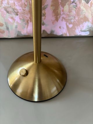 Lámpara de mesa dorada pantalla plisada