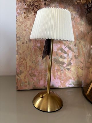 Lámpara de mesa dorada pantalla plisada