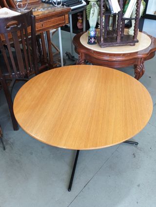 Mesa de centro redonda estilo industrial escandina