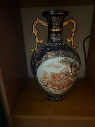 Jarrón de porcelana azul y dorado