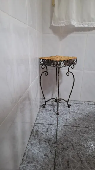 Tavolino angolare quadrato in metallo e vimini