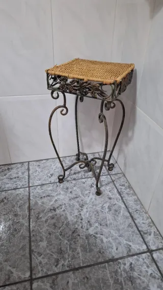 Tavolino angolare quadrato in metallo e vimini