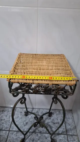 Tavolino angolare quadrato in metallo e vimini