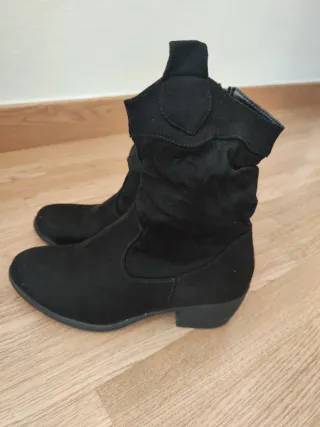 Botines negros ante