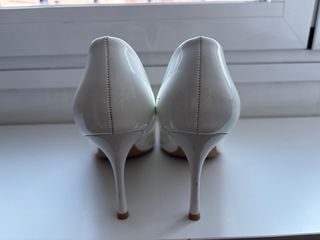 Zapatos de tacón blancos