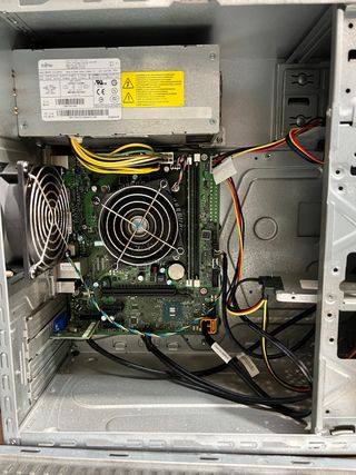 Computador de Mesa Fujitsu Preto e Vermelho