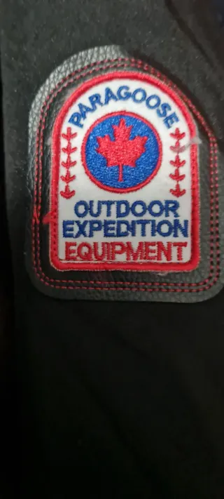 Chaqueta ParaGoose negra roja mujer muy bonita