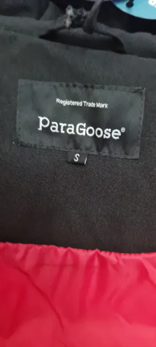 Chaqueta ParaGoose negra roja mujer muy bonita