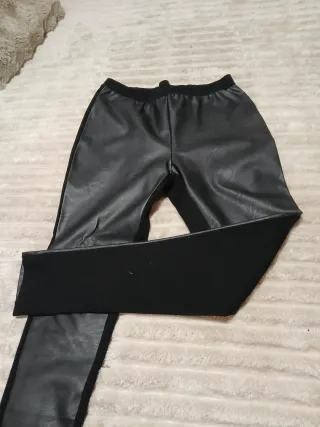 Leggings negros efecto piel parte delantera