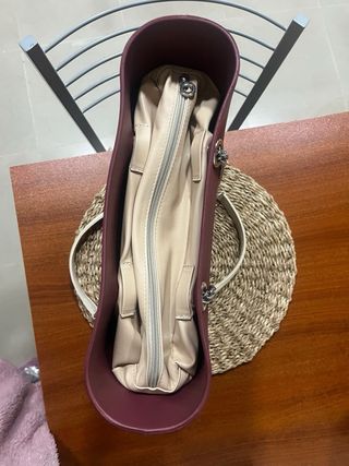 Bolso O bag burdeos con asas de cadena