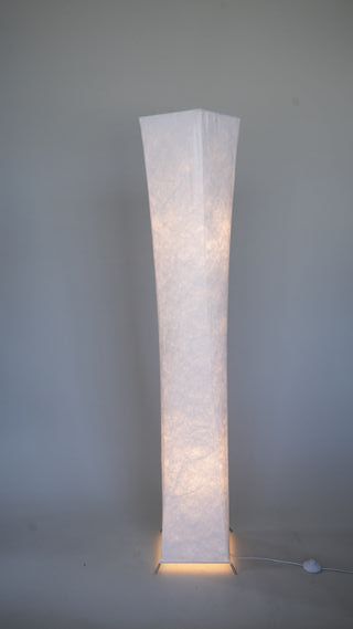 Lámpara de pie alta de papel