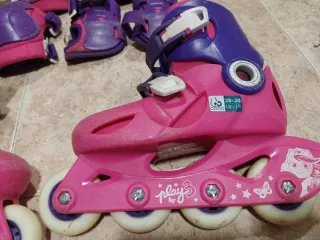 Patines rosas y morados con protecciones completas