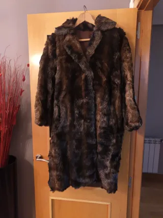 Abrigo sintético marrón y negro