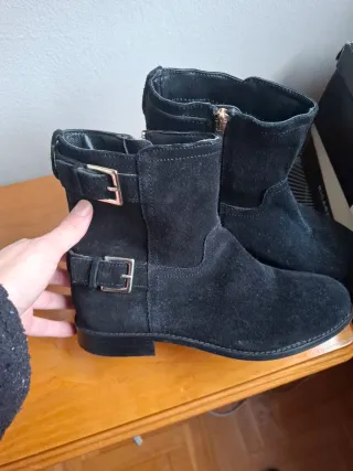 Botines negros de piel con hebillas