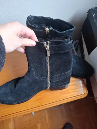 Botines negros de piel con hebillas