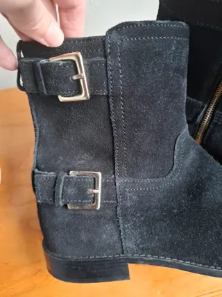 Botines negros de piel con hebillas