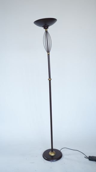 Lámpara de pie negra y dorada