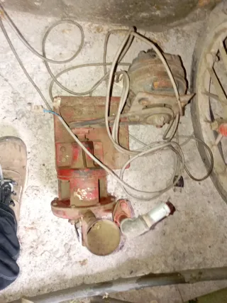 Bomba de agua antigua Prat