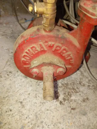Bomba de agua antigua Prat