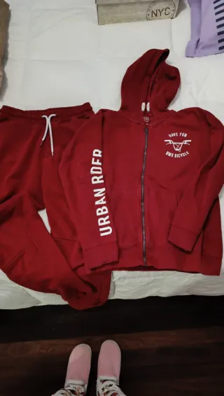 Conjunto deportivo sudadera con capucha y pantalón