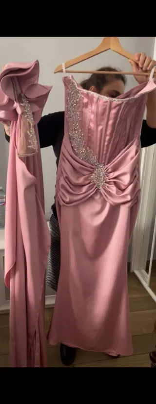 Vestido de fiesta rosa con pedrería