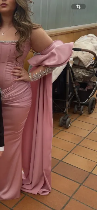 Vestido de fiesta rosa con pedrería