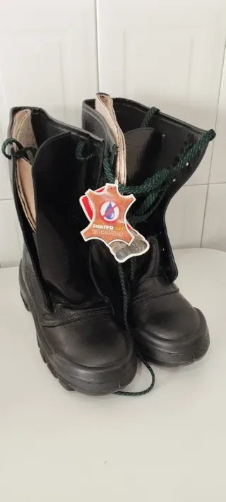Botas de trabajo de cuero negro antifrio.