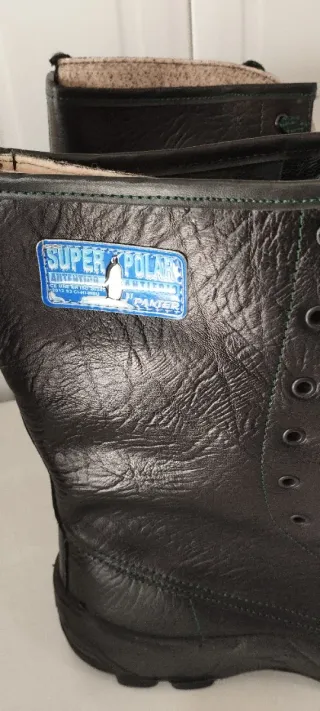 Botas de trabajo de cuero negro antifrio.