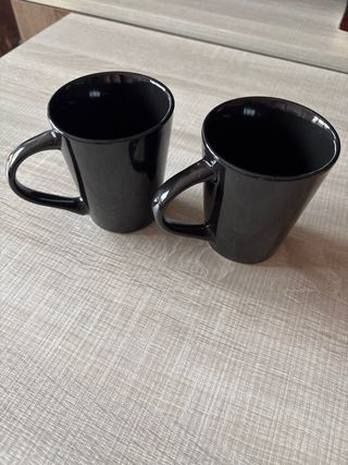 Tazas nuevas negras y naranja