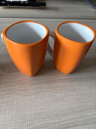 Tazas nuevas negras y naranja
