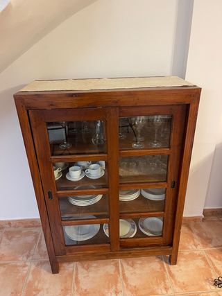 Vitrina de madera maciza con puertas de cristal