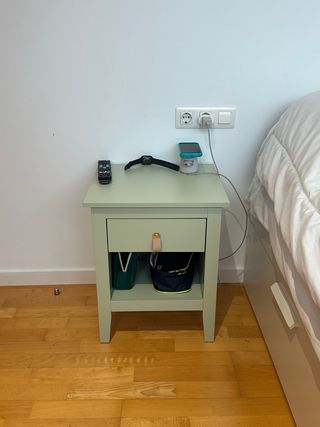 Mesita de noche verde con cajón, 2 mesitas