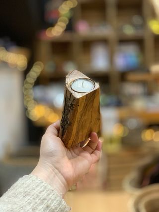 Portavelas artesanal de madera de olivo