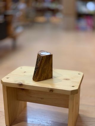 Portavelas artesanal de madera de olivo