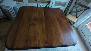 Mesa de comedor antigua de madera