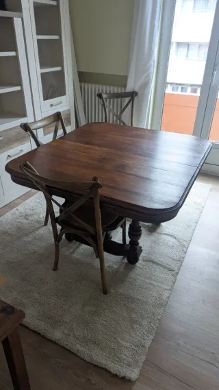 Mesa de comedor antigua de madera