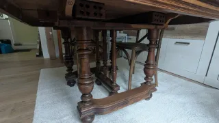 Mesa de comedor antigua de madera