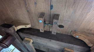 Mesa de comedor antigua de madera