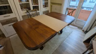 Mesa de comedor antigua con patas torneadas