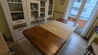 Mesa de comedor antigua con patas torneadas