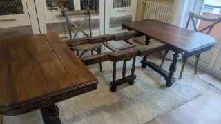 Mesa de comedor antigua con patas torneadas