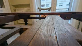 Mesa de comedor antigua con patas torneadas